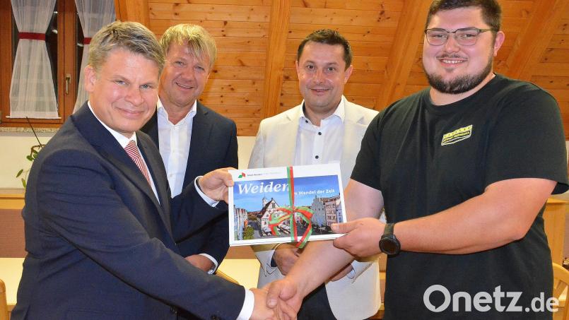 Herzlichen Glückwunsch: Die Bürgermeister-Troika Benjamin Zeitler, Jürgen Meyer und Stephan Gollwitzer (von links) gratuliert Thomas Fleischmann zur Wahl des Ortssprechers. Bild: Helmut Kunz