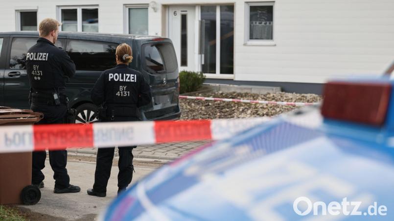 In Berngau bei Neumarkt hat sich in der Nacht von Donnerstag auf Freitag ein tragischer Vorfall ereignet. Auch Beamte der Amberger Polizei waren im Einsatz. Bild: Daniel Löb/dpa