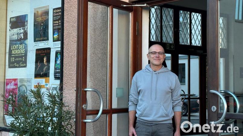 Andreas Wörz vor seinem Ring-Theater in Amberg. Den Kino-Charakter des seit den 1990er Jahren denkmalgeschützten Hauses will er unbedingt erhalten. Mit einem Förderverein hat der Kulturbetrieb am Spitalgraben eine neue Struktur bekommen. Auch stehen Investitionen an. Bild: san