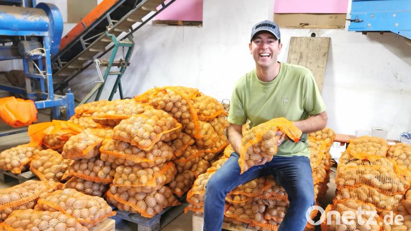 Landwirt Sebastian Betz aus Weiding ist Kartoffelbauer aus Leidenschaft. Einmal pro Woche werden die Knollen für den Direktvertrieb sortiert und verpackt. Bild: Gertraud Portner