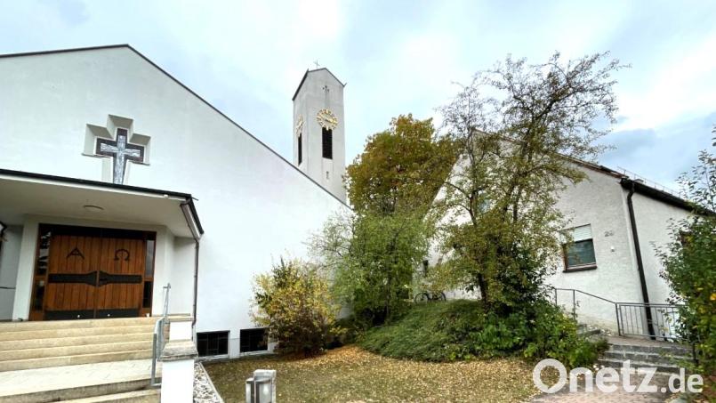 Das Evangelische Gemeindehaus (rechts im Hintergrund) neben der Auferstehungskirche soll zur offenen Anlaufstelle und zum Ort der Begegnung werden, während die Quartiersarbeit im gesamten Stadtteil stattfinden wird. Bild: Susanne Schwab