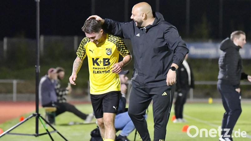 Gegen Burglengenfeld gab es für FCA-Cheftrainer Erkan Kara (rechts) noch Grund zum Jubeln. Nach der Niederlage gegen Schlusslicht Bogen nimmt er seine Mannschaft nun in die Pflicht. Archivbild: Hubert Ziegler