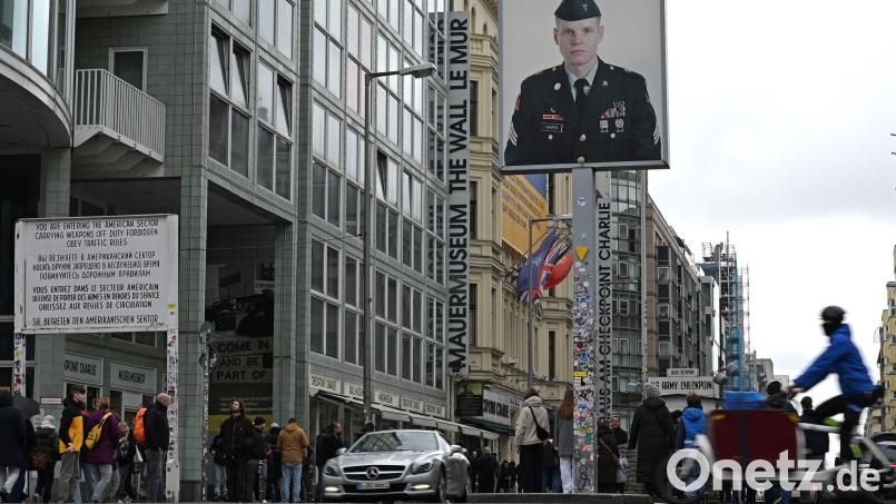 Bei Grabungen am Checkpoint Charlie wurden unter anderem Reste der alten Grenzanlage gefunden. (Archivbild) Bild: Michael Brandt/dpa