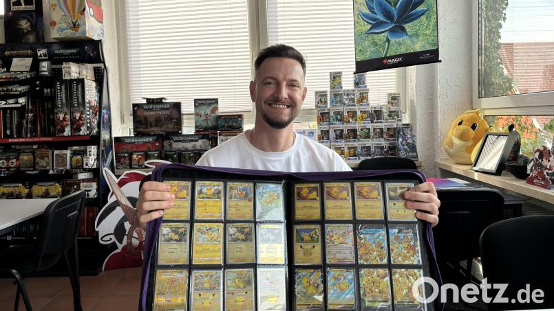 Sandro gibt einen Einblick in seine Pokémon-Sammlung. Manche Karten sind selten und können dadurch einen hohen Wert erreichen. Bild: mcl