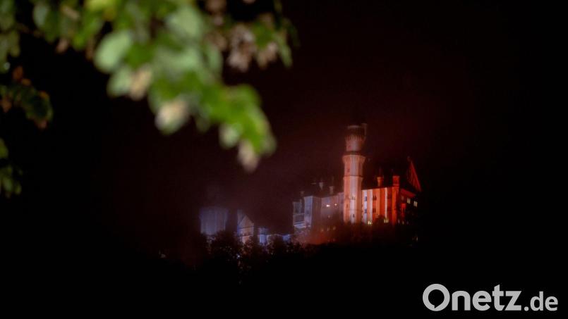 Jeder Leuchtstreifen steht für die Durchschnittstemperatur eines Jahres in Bayern von 1881 bis 2025. Bild: Karl-Josef Hildenbrand/dpa