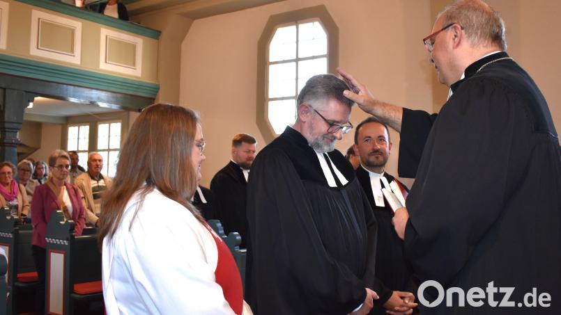Dekan Thomas Guba (rechts) segnete Pfarrer Márcio Trentini (Mitte). Nach 18 Monaten Vakanz hat die evangelische Pfarrei Vierstädtedreieck wieder einen Pfarrer. Bild: Renate Gradl