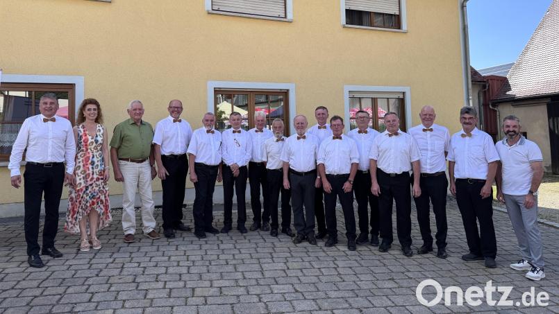 Der Jubiläums-Chor feierte beim musikalischen Grillfest im Sommer. Die Chorleitung hat Jana Müller inne. Heinrich Bodendörfer, der Vorsitzende des Sängerkreises Hersbruck, und Elmar Halk, der Erste Bürgermeister der Gemeinde Birgland, waren ebenfalls anwesend. Bild: Klara Laurer