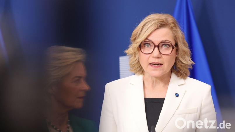 EU-Digitalkommissarin Henna Virkkunen (r.) mahnt KI-Firmen, ihre neusten Modelle erst nach erfolgreichen Sicherheitstests zu veröffentlichen. (Archivbild) Bild: Omar Havana/AP/dpa