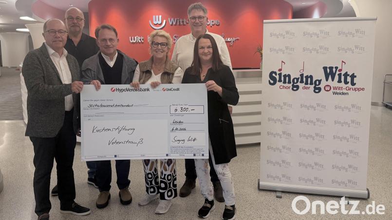 Singing Witt überreicht 6.300 Euro an die Kirchenstiftung Vohenstrauß. Der Erlös stammt aus einem Benefizkonzert für die Innenrenovierung der Pfarrkirche. Von links: Werner Hanauer (Kirchenpfleger), Dieter Roll (Singing Witt), Pfarrer Alexander Hösl (Pfarreiengemeinschaft Vohenstrauß), Stefanie Zühlke-Schmidt (Chorleiterin Singing Witt), Reinhard Kick (Pfarrgemeinderat und Singing Witt), Susanne Lindemann (Singing Witt) Bild: Monika Gäbelein, Witt-Gruppe