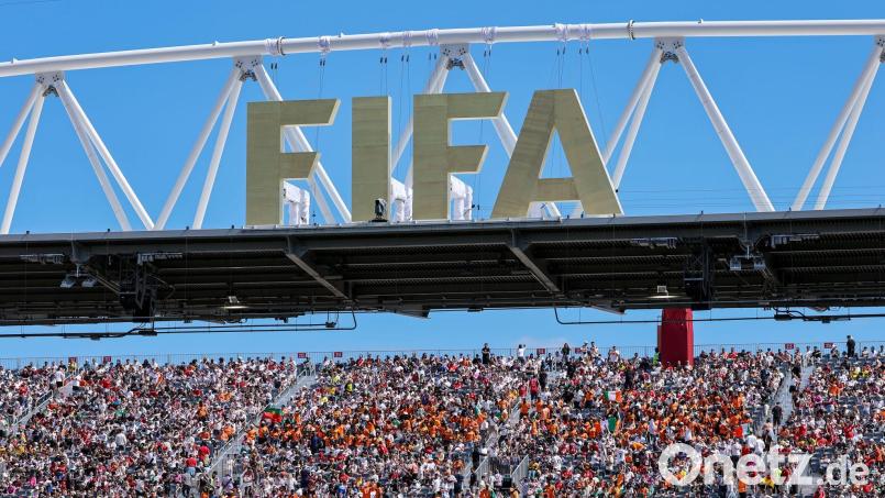 Ein FIFA-Logo bei WM in den USA, Mexiko und Kanada. (Archivbild) Bild: Jan Woitas/dpa