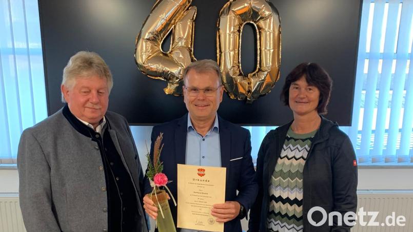 Bürgermeister Karlheinz Budnik feiert sein 40-jähriges Dienstjubiläum im Rathaussaal von Windischeschenbach. Bild: Stadt Windischeschenbach