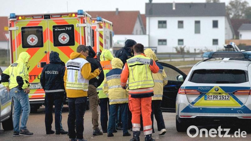 Der Einsatz nach den Schüssen in Berngau. Anwohner sollten in ihren Häusern bleiben. Bild: Tizian Gerbing