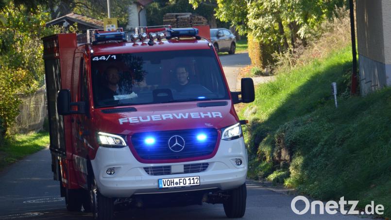 Kurz nach 16 Uhr am Mittwochnachmittag fährt das neue Tragkraftspritzenfahrzeug in Oberlind vor. Es ist das modernste in dieser Größe in der Großgemeinde, mit viel technischer Raffinesse. Bild: Elisabeth Dobmayer