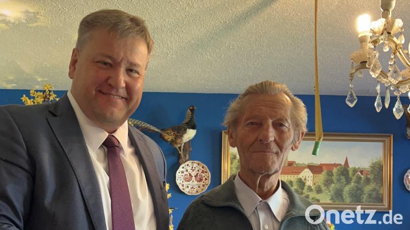 Bürgermeister Stefan Brauch gratuliert Alfons Neubauer zum 85. Geburtstag Bild: Stefan Braun