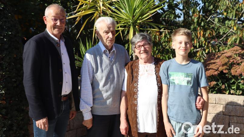 Ernst (Zweiter von links) und Kunigunde Hentschel feierten ihr 65. Ehejubiläum. Ihr jüngster Enkel Elias hatte am gleichen Tag Geburtstag. Riedens Bürgermeister Erwin Geitner (links) reihte sich in die Schar der Gratulanten ein. Bild: Michael Rabenhofer