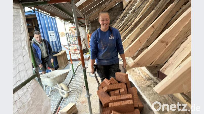 Die 18-Jährige Paula Frölich aus Lohma hat eine ganz sympathische Art und begegnet einem mit einem Lächeln – trotz der körperlich doch schweren Arbeit. Maurerin ist ihr Traumberuf. Bild: Michael Töppel