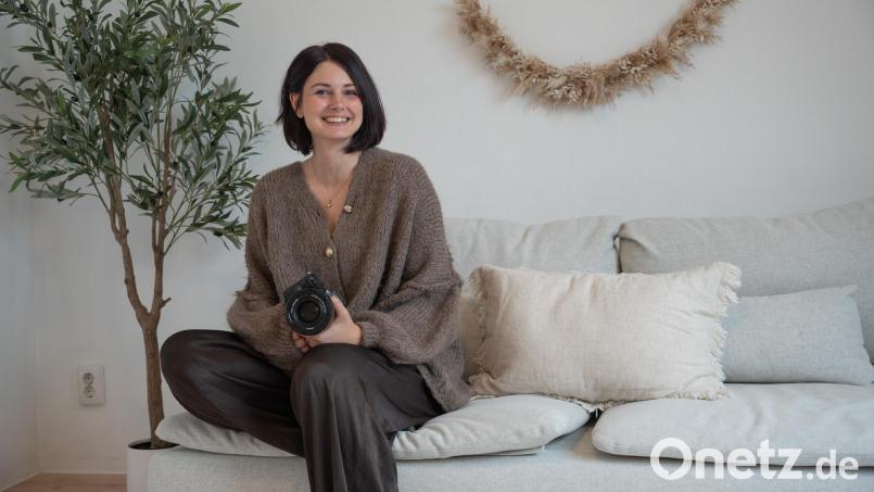 Cassandra Bscherer sitzt in ihrem Studio in Pressath. Seit 2024 hält sie hauptberuflich Erinnerungen aus besonderen Lebensphasen fest. Für sie ist es ihr "absoluter Traumjob". Bild: Annalena Rubey
