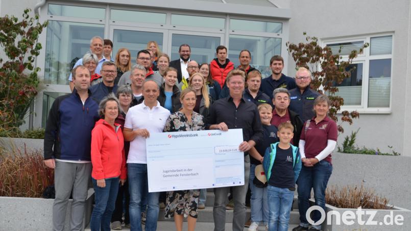 Die Vertreter von 22 Vereinen und Organisationen erhielten Geld, weil sie heuer im Juli mithalfen, als die Big Band der Bundeswehr auf dem Godelmann-Gelände in Högling ein Konzert gab. Den Spendenscheck präsentierten der Fensterbacher Bürgermeister Florian Adam (vorne, weißes Hemd) sowie Silvia und Bernd Godelmann (rechts daneben) Bild: Wolfgang Houschka