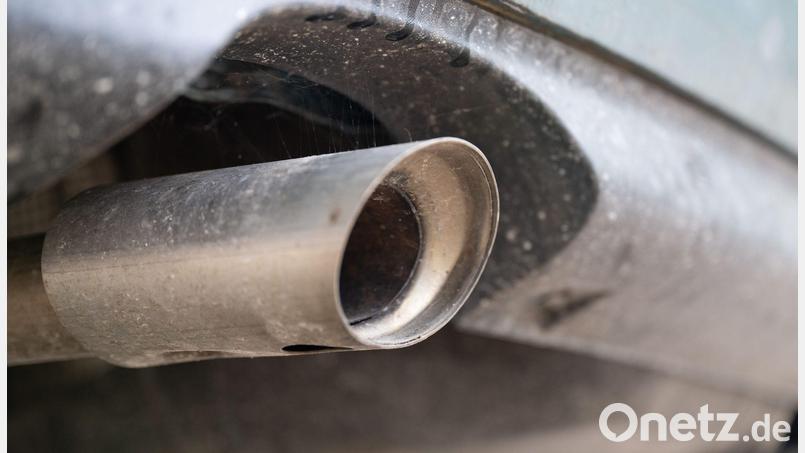 Europas Autohersteller haben nach Einschätzung der Allianz ihr Geld zu lang für Verbrennertechnologie, kurzfristige Renditen und Dividenden ausgegeben. (Symbolbild) Bild: Sebastian Kahnert/dpa