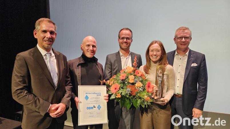 Maria Obermeier erhielt in diesem Jahr den Wirtschaftspreis. Mit ihr freuten sich (von links) Oberbürgermeister Michael Fritz, ihr Partner Christoph Wenzel sowie die Raiffeisenbank-Vorstandsmitglieder Florian Rauch und und Martin Sachsenhauser (rechts). Bild: Christopher Dotzler
