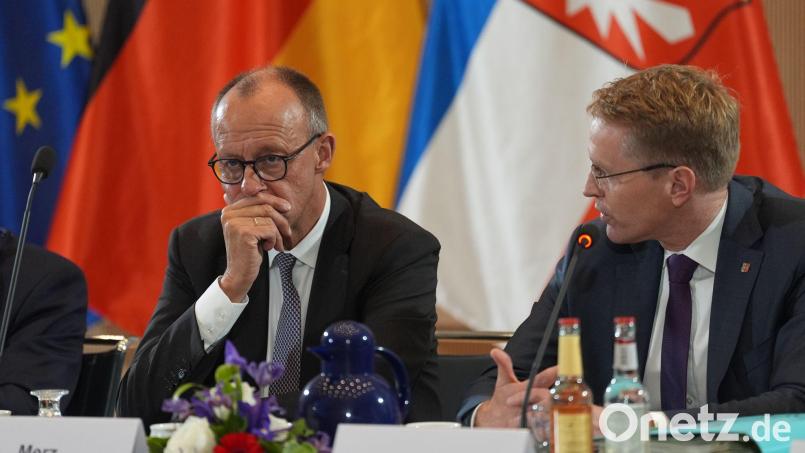 Daniel Günther (r) sprach bei „Inas Nacht“ auch über Friedrich Merz. Bild: Marcus Brandt/dpa