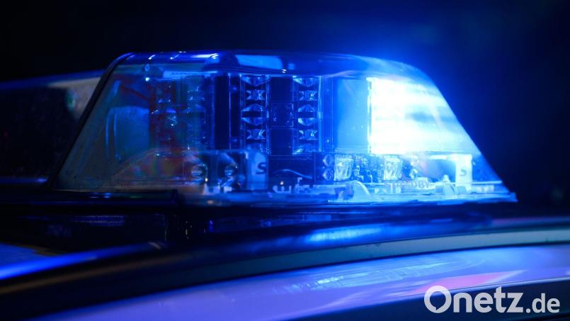 Auf der Fahrbahn dokumentierten Polizeibeamte eine rund 50 Meter lange Bremsspur. (Symbolbild) Bild: Julian Stratenschulte/dpa