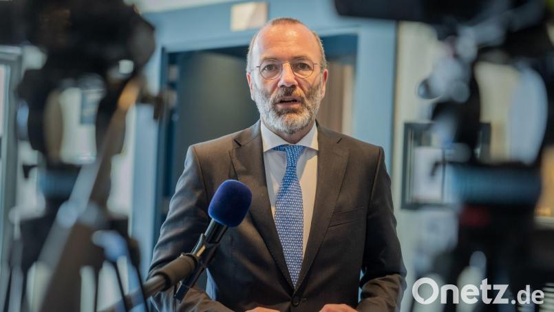 Stellt die Brandmauer in ihrer bisherigen Form infrage: Manfred Weber. (Archivbild) Bild: Michael Kappeler/dpa