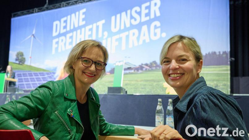 Grünen-Bundesvorsitzende Franziska Brantner (l) und die Fraktionsvorsitzende der bayerischen Grünen, Katharina Schulze (r), sprachen am Landesparteitag über Freiheit. Bild: Peter Kneffel/dpa