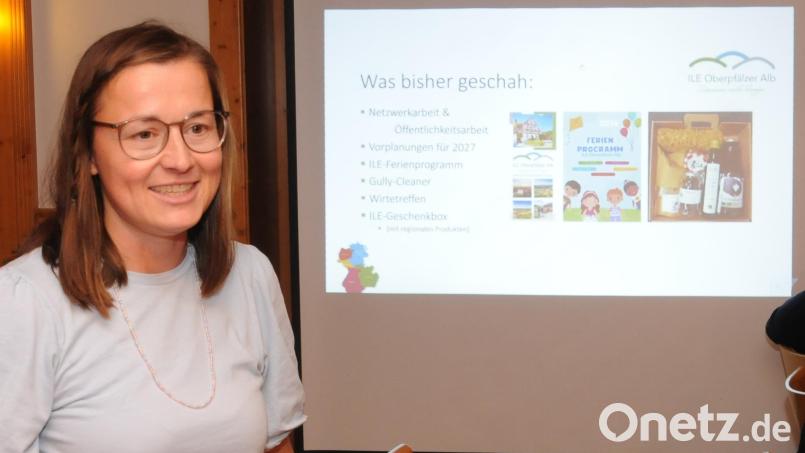 Veronika Schmalzl stellte als Umsetzungsmanagerin die Tätigkeit und Ziele der ILE dem Gemeinderat und der Öffentlichkeit vor. Bild: Joachim Gebhardt