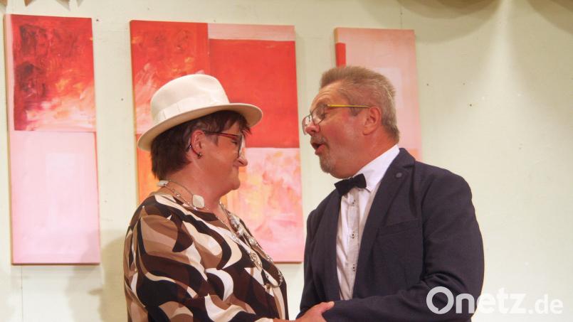 Oma (Angelika Protschky) und Sepp (Kunibert Reiß) wollen heiraten. Die freudige Nachricht wollen sie an Hermines 65. Geburtstag der Familie mitteilen. Bild: Werner Robl