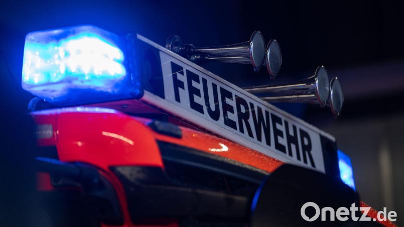 Obwohl die Einsatzkräfte der Feuerwehr sofort mit den Löscharbeiten begannen, griffen die Flammen auf drei weitere Fahrzeuge über. (Symbolbild) Bild: Marijan Murat/dpa