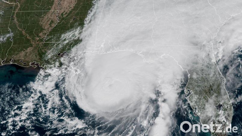 Der Sturm bewegt sich weiter landeinwärts in Richtung der Bundesstaaten Alamaba und Tennessee und bringt Windgeschwindigkeiten von bis zu 100 Kilometern pro Stunde. Bild: Uncredited/National Oceanic and Atmospheric Administration/AP/dpa