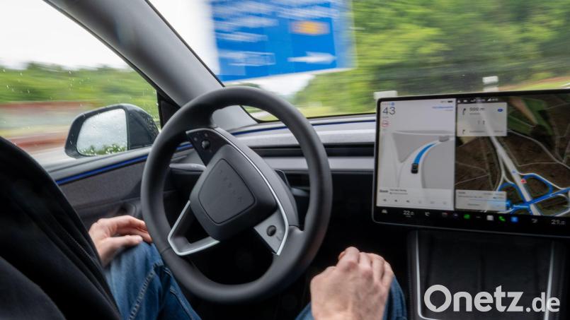 Die Menschen am Steuer müssen jederzeit bereit sein, die Kontrolle zu übernehmen - doch der Name des Systems deutete bisher autonomes Fahren an. (Archivbild) Bild: Harald Tittel/dpa