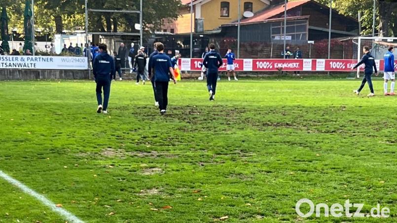 Bereits beim Warmlaufen wurde deutlich: Der Platz auf der Würzburger Sepp-Endres-Anlage ist nicht bayernliga-tauglich. Bild: Hügel