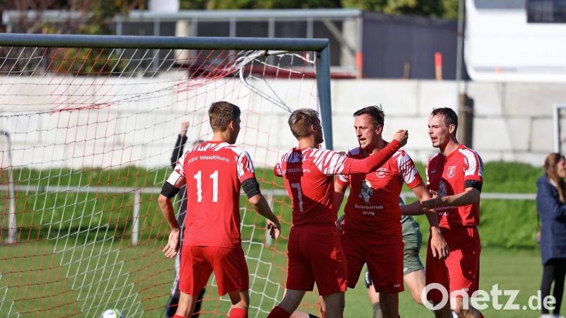 Der FSV Waldthurn (rote Trikots) gewann das Spitzenspiel der A-Klasse Ost gegen die SG Störnstein/Wurz mit 2:0. Bild: Dieter Jäschke