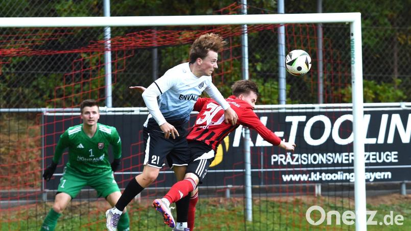 Kopfballabwehr durch SC-Verteidiger Johannes Gradl (rechts) vor Ferdinand Fischer-Stabauer vom 1. FC Passau. Bild: Gerhard Büttner