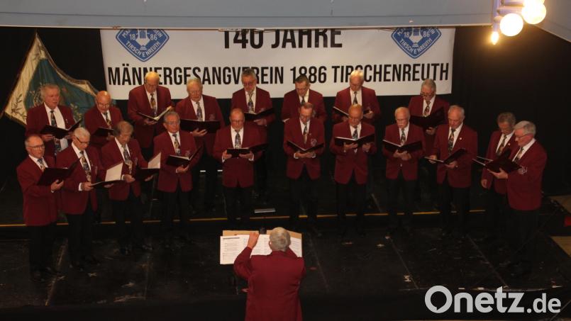 Der Männerchor des Jubelvereins, des Männergesangvereins 1886 Tirschenreuth, überzeugt unter der Leitung von Horst Schultes. Bild: Konrad Rosner