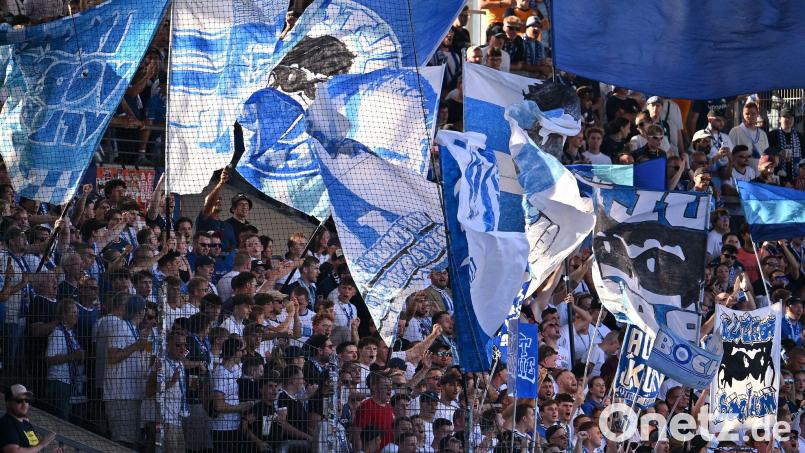 Die Bochumer Ultras haben sich zum „Hüpfverbot“ auf der Osttribüne des Ruhrstadions geäußert. (Archivbild) Bild: Swen Pförtner/dpa