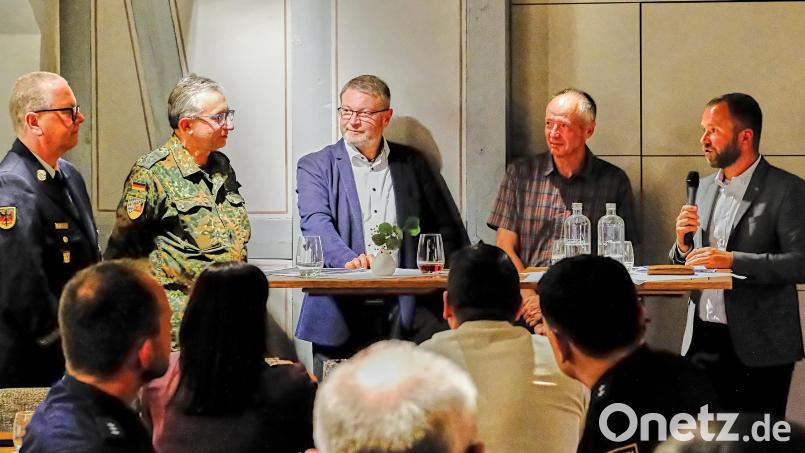 Zum Gespräch über die aktuelle Bedrohungslage hatte MdL Bernhard Heinisch (rechts) eingeladen, und er moderierte die Beiträge seiner Gesprächspartner (von links): Kreisbrandrat Christof Strobl, Oberstleutnant der Reserve Stephan Koller, FW-Kreisvorsitzender Hans Martin Grötsch und Generalmajor a. D. Norbert Wagner. Bild: Peter Ringeisen
