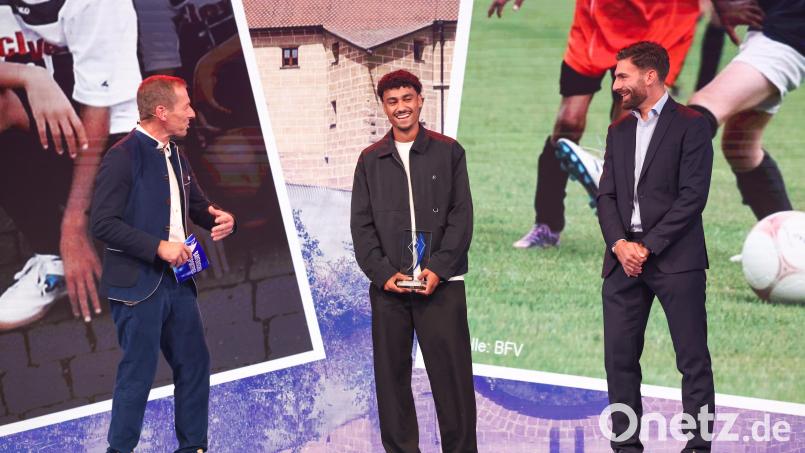 Nathaniel Brown (Mitte) wurde mit dem Bayerischen Sportpreis ausgezeichnet. Mit auf dem Bild Laudator Enrico Valentini (rechts) und Moderator Marcus Othmer. Bild: Alexandra Beier