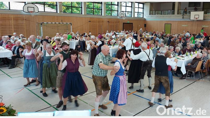 „Zwiefache, Siebenschritt und Kikeriki“ gehören beim Seniorennachmittag zum Programm, mit dem die Volkstänzer des Obst- und Gartenbauvereins ihr Publikum jenseits der 65 unterhalten. Bild: Georg Lang