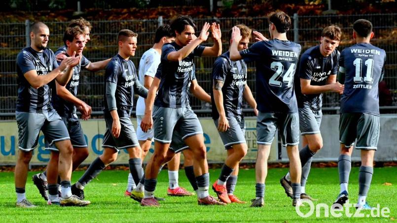 Jubel bei der SpVgg SV Weiden nach dem Ausgleich: Torschütze war Adrian Hoti (Zweiter von rechts) per direktem Freistoß. Bild: Werner Franken