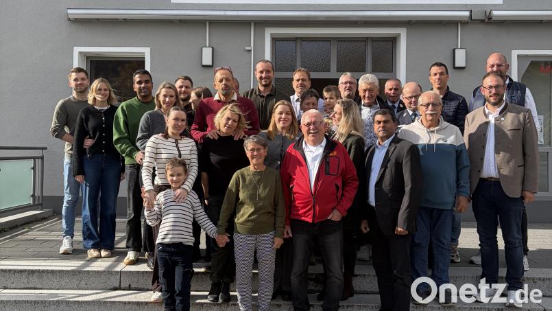 Immer gut drauf und gesellig: Eduard Harrer (vorne Mitte) neben seiner Christine sowie Familienmitgliedern und den Vertretern von Gemeinde, Kirche und Vereinen. Bild: Siegfried Bock