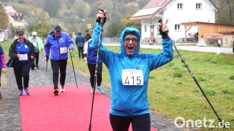 Jubelnd überquert die Walkerin die Ziellinie in Pertolzhofen. Dort hatte der Veranstalter den Sportlern den roten Teppich ausgelegt. Bild: Rudolf Hirsch