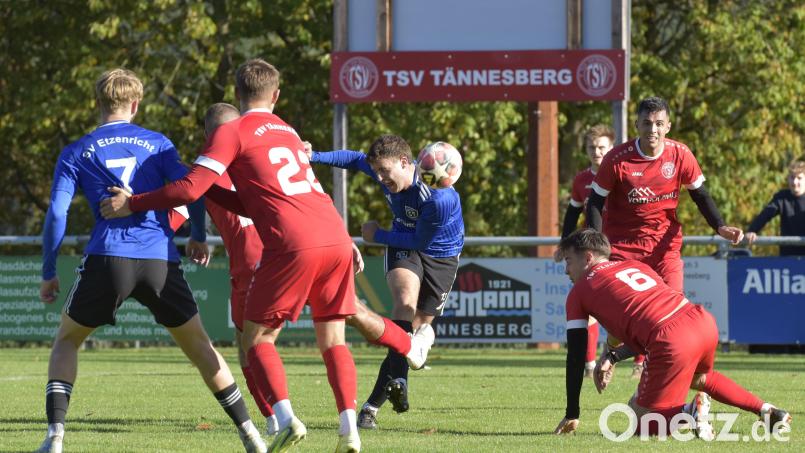 Der Etzenrichter Michael Wexlberger (Mitte) versucht es aus der Distanz - jedoch vergeblich. Der SVE kam beim TSV Tännesberg nicht über ein 1:1 hinaus. Bild: Hans Mark