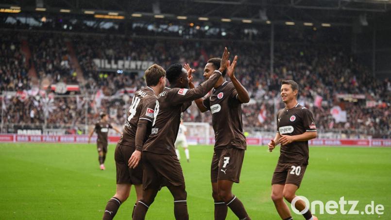 St. Pauli bejubelt den Treffer zum 1:0. Bild: Gregor Fischer/dpa