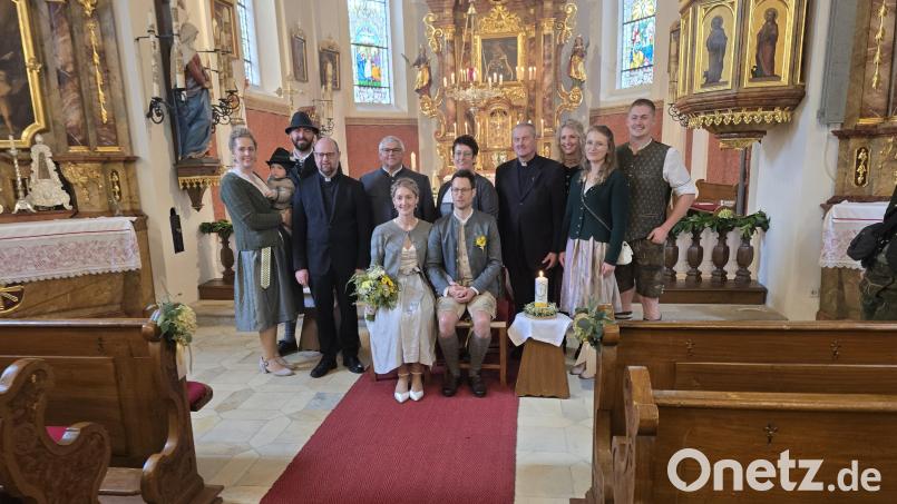 Noch in der Kirche gratulierten Eltern und Geschwister dem Brautpaar. Auch die Familienfotos wurden gleich dort aufgenommen – hier mit der Familie der Braut. Auf einen feierlichen Auszug aus der Kirche wurde deshalb verzichtet. Bild: swo