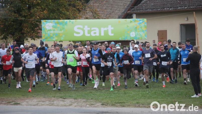 Start des 18. Schwandorfer Landkreislaufes in Reuting: 127 Läufer machten sich auf den Weg zum ersten Etappenziel "Warmersdorf". Bild: Rudolf Hirsch