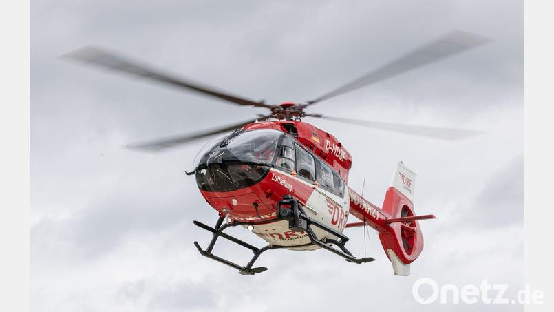 Die 21-jährige Beifahrerin wurde in ein Krankenhaus geflogen. (Symbolbild) Bild: Daniel Karmann/dpa