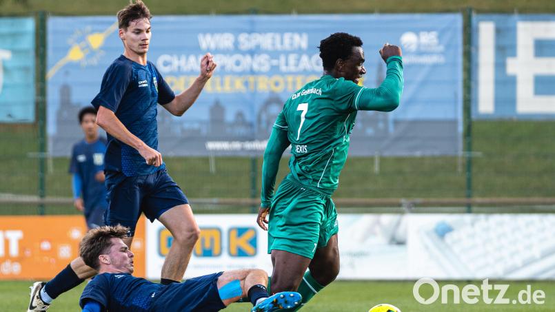 Die DJK Gebenbach verlor das Heimspiel gegen den TSV Großbardorf mit 1:4. Torjäger Jeanpaul Ajala-Alexis (rechts) hatte die DJK in Führung gebracht. Bild: Hannah Dirscherl